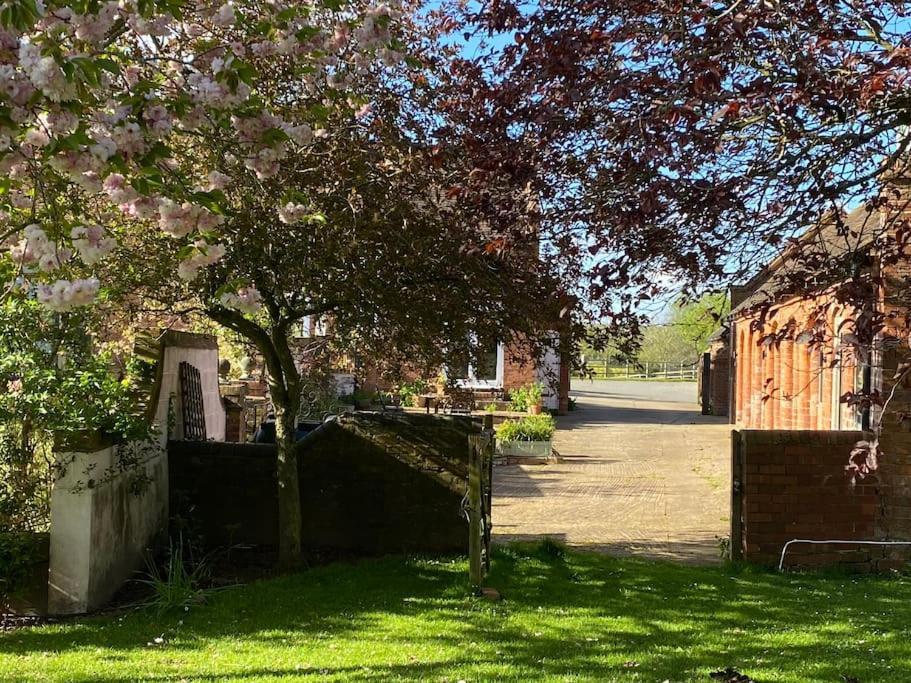 Cottage Barn Conversion On Working Farm Worcester Exteriér fotografie